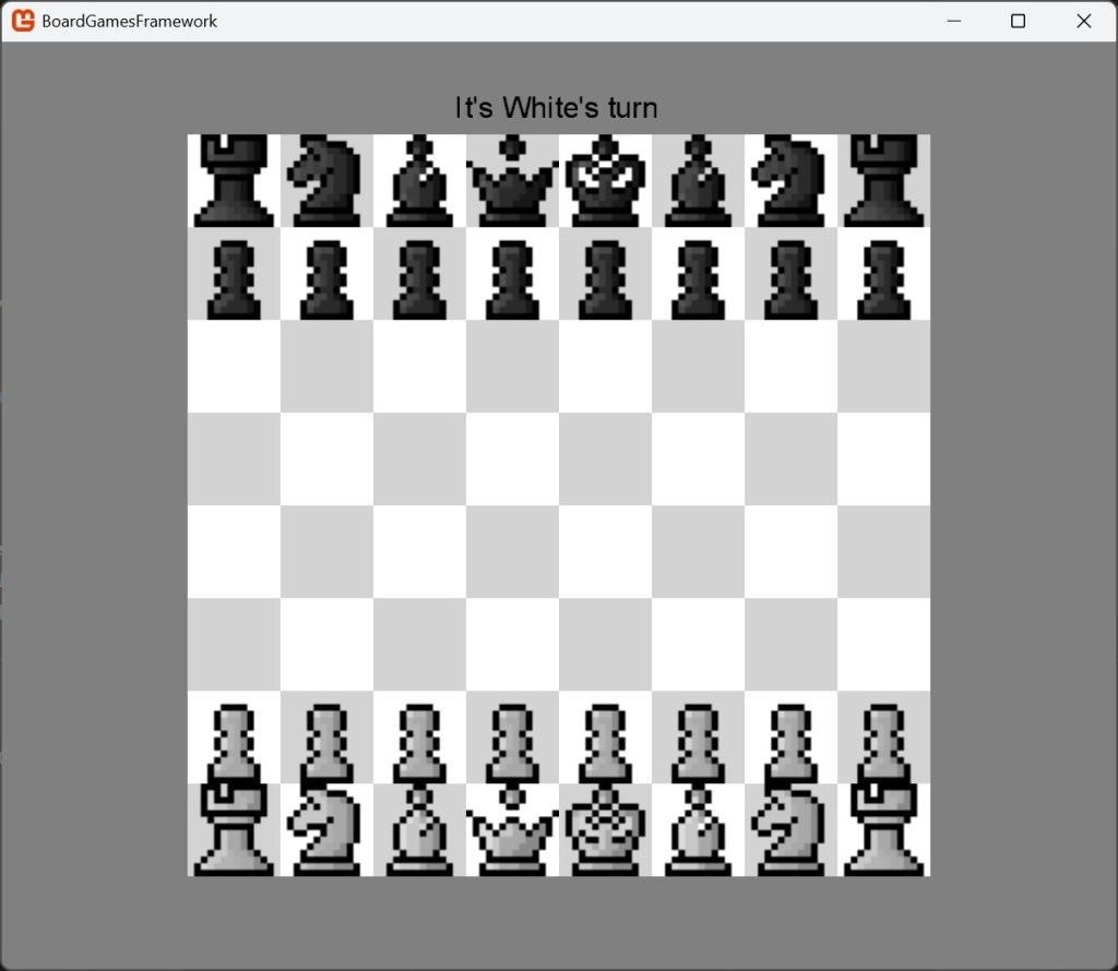 Ein Schachbrett in Ausgangsposition. Weiß ist als erstes am Zug.